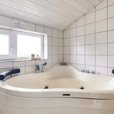 8 Person In * Hjørring